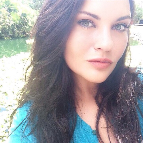 Meet your Level 2 Poshmark Ambass, Laney! Nice to meet y’all »LeT’s sHoP!« 🛒🛍️ - Picture 7 of 17